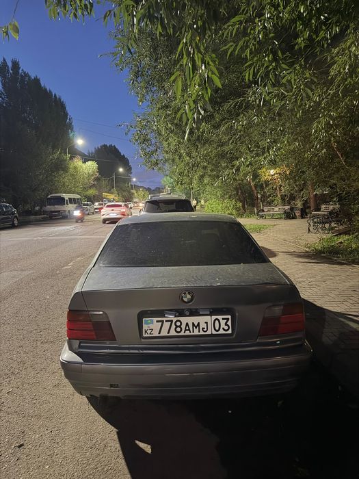 Автомобиль бмв 318і