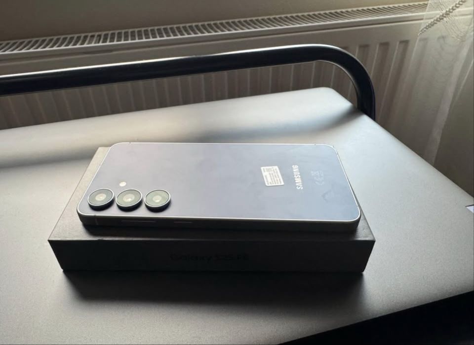 Samsung galaxy  S25 FE 2025