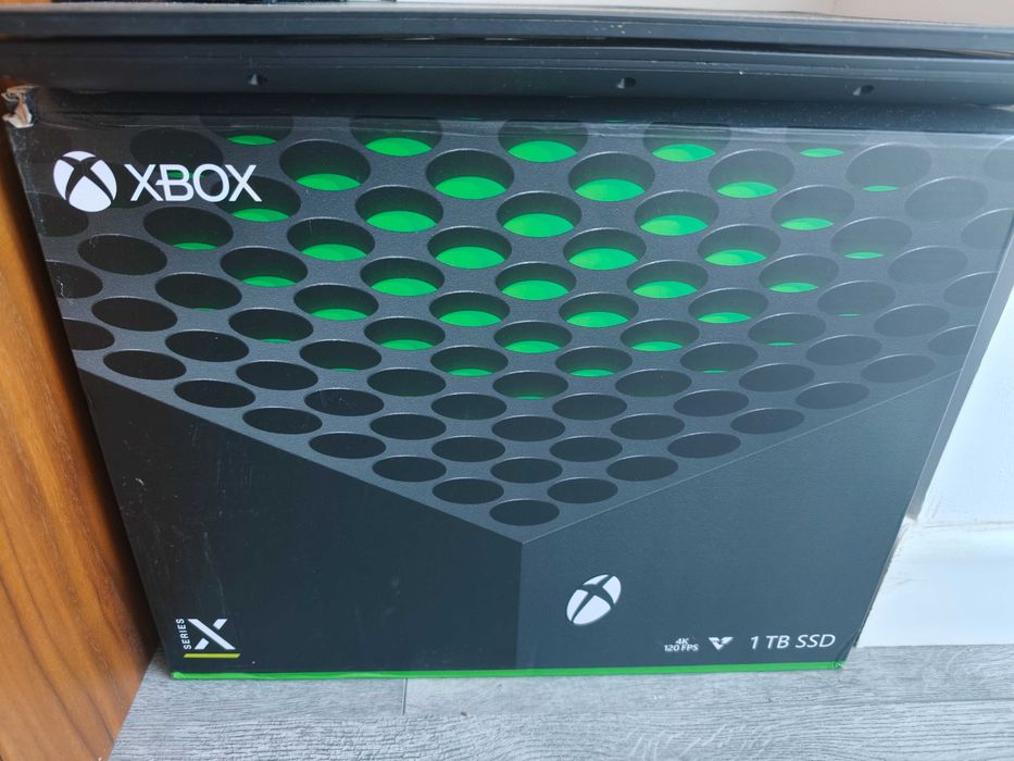 Xbox Series X 1TB + 2 controllere + stație PowerA + 2 jocuri
