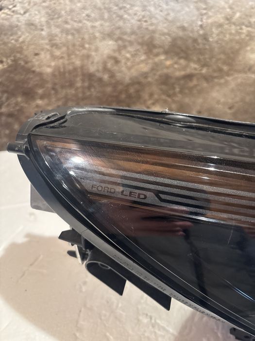десен фар Ford Kuga