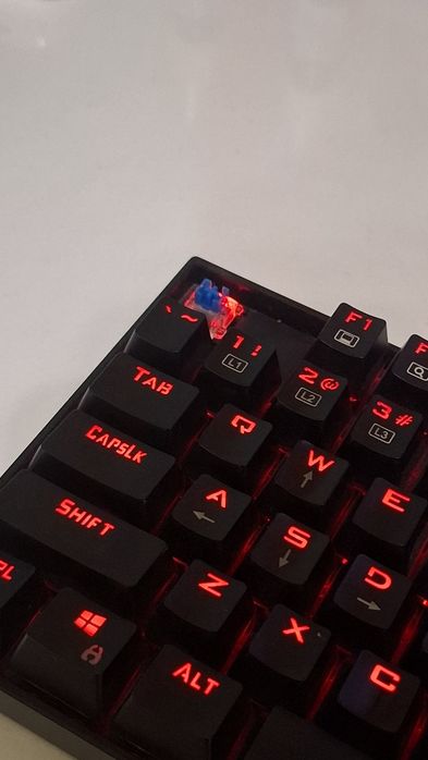 Продавам гейминг  клавиатура в много добро състояние!!