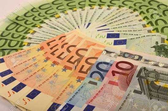 CREDITE: Investiții în condiții foarte simple
