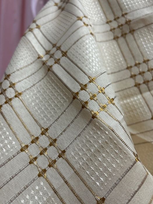 Față de masă bej cu detalii aurii