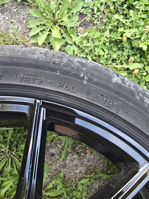 Set de 4 jante aliaj  echipate cu anvelope de vară 225/40 R18 92Y.