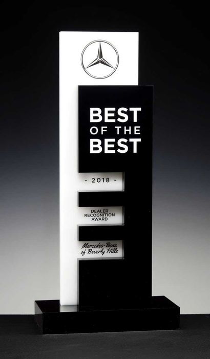 Уличные стелы и пилоны от E Media — привлекаем внимание 24/7!