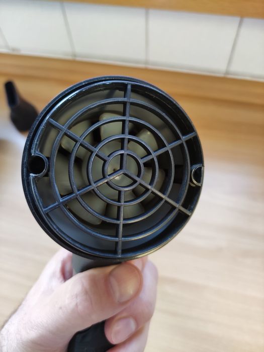 Професионален сешоар 1700 W – много запазен, с накрайници!