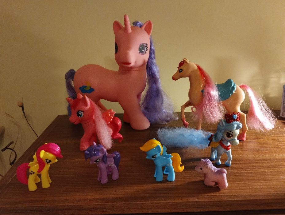 Продавам  различни кукли,чантички за момиче,еднорози и плодове зеленчу