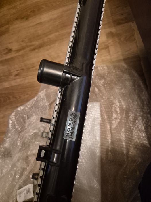 Продавам радиатор за CRV 2 2.0 ръчка.