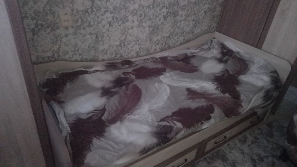 !Срочно!Продам :кровать ,2 шкафа , и стол