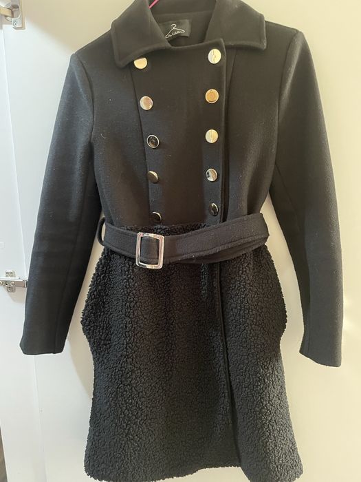 Черно палто със златни копчета и колан