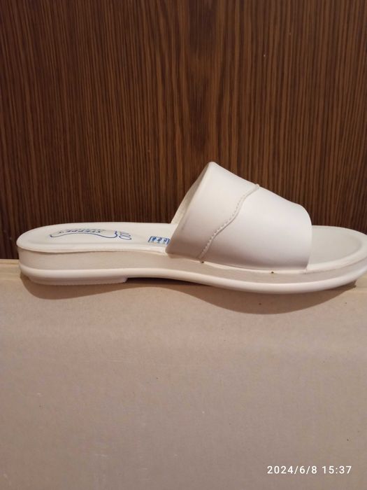 Шлепки белые новые