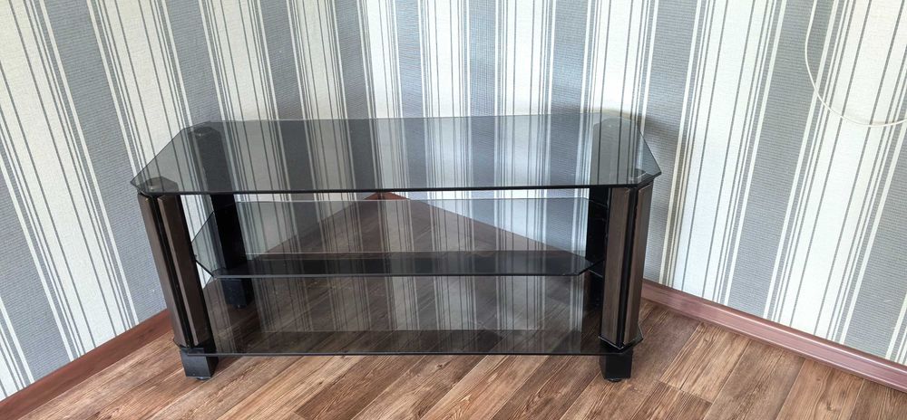Стеклянный стол.