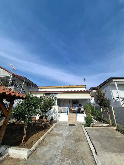 Продава малка къща с площ 60 м2 с двор 220 м2 в Аспровалта, Гърция