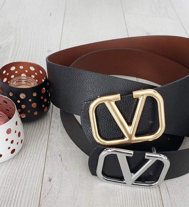 Дамски колани с метална тока.