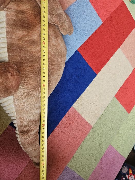 Голям плюшен динозавър