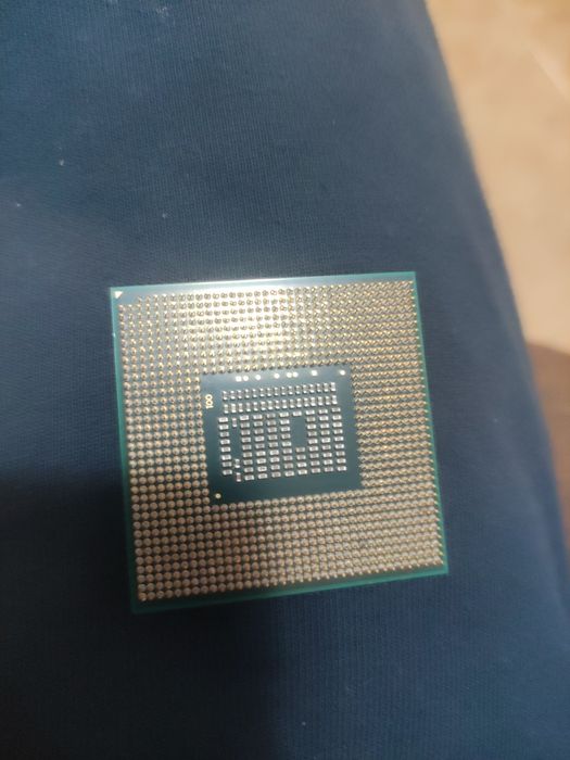 Vând 2x Ssd 3x GB RAM și un procesor Intel core a cincea generație