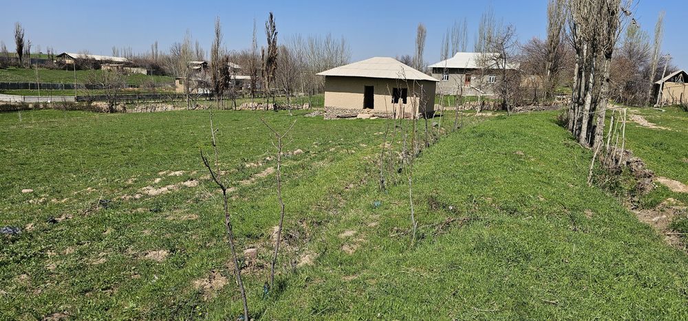 Uchastka sotiladi 32 sotix 4xona bitmagan yangi qurilgan uyi bilan