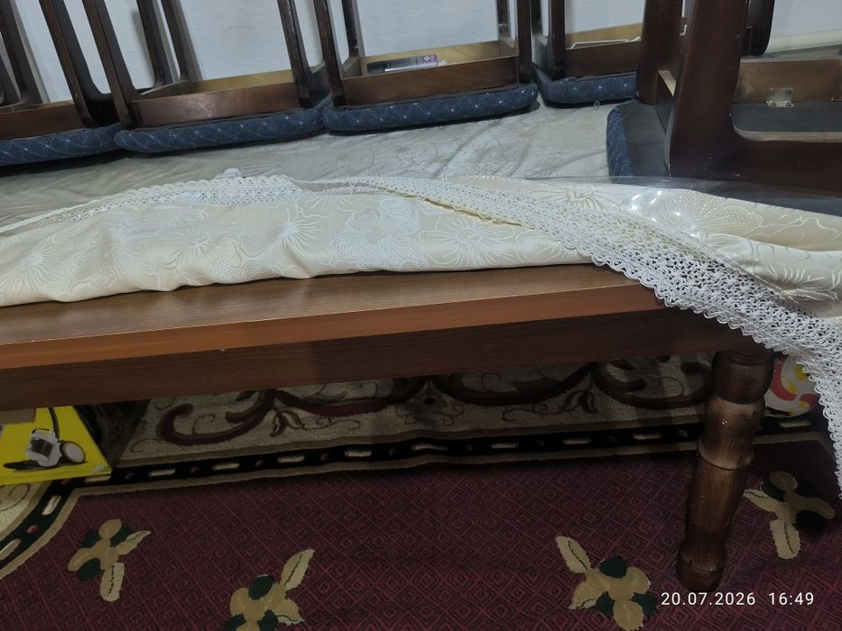 Стол со стульями.