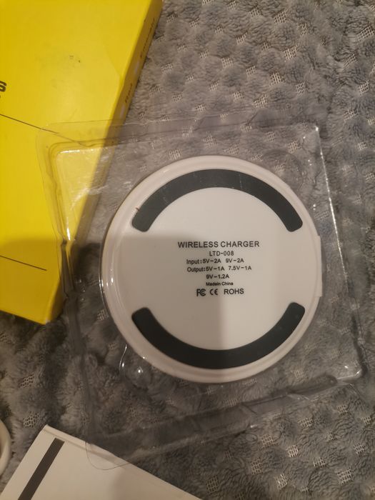 Ултратънко безжично зарядно устройство Qi, съвместимо с всички смартфо