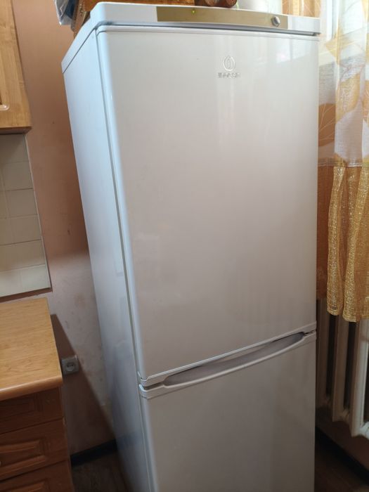 Холодильник indesit