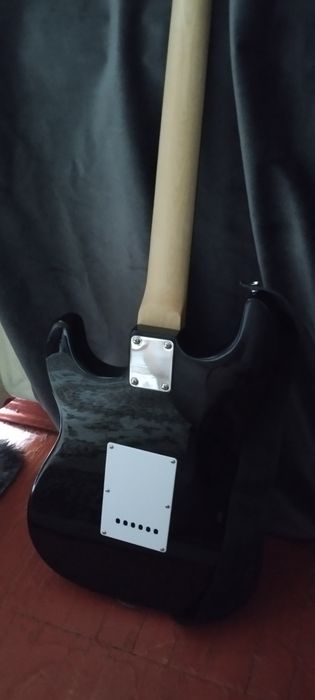 Продам электро-гитару