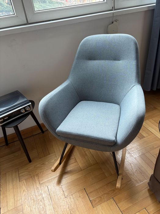 Люлеещо се кресло и пердета в небесно синьо