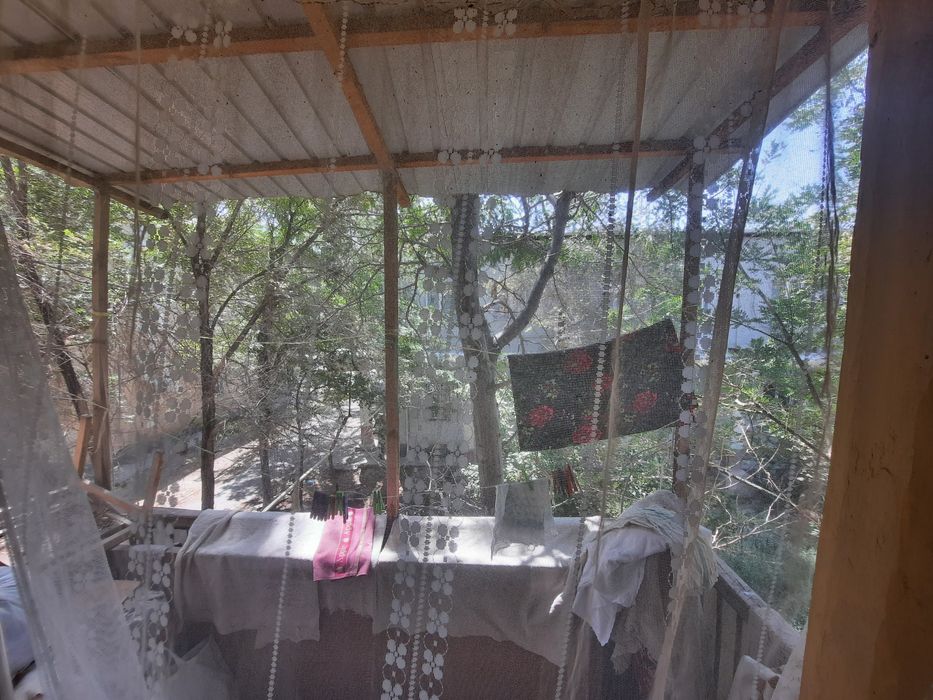 1  Хонали жой сотилади. Гиштдан курилган домда