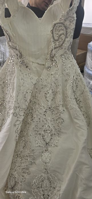 Бяла рокля с камъни