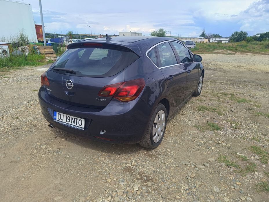 Opel Astra J 2011