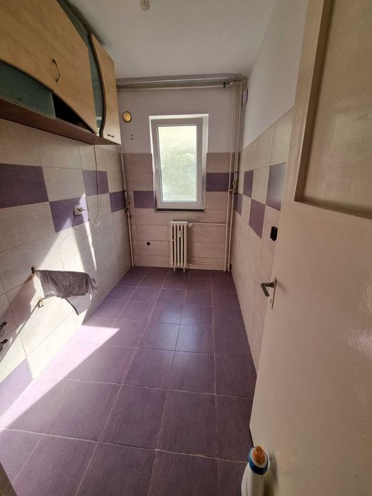 Apartament 2 camere nemobilat- de închiriat zona Malu Rosu
