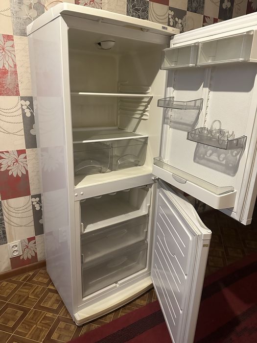 Продается 2х камерный холодильник