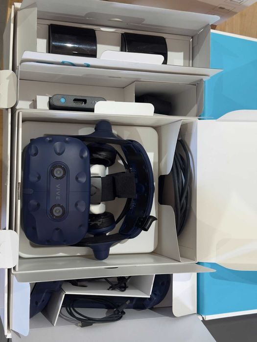 HTC Vive Pro пълен комплект - 4x Base Station 2.0, 2x контролера, 2x тракера