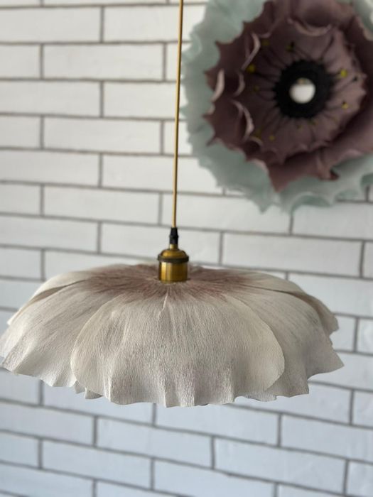 Corp iluminat handmade – lustră florală elegantă