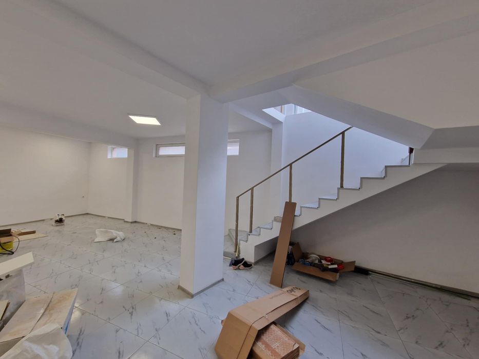 Дава се под наем Магазин в Шумен, Център - 110 кв.м за 408 € - Снимка #2