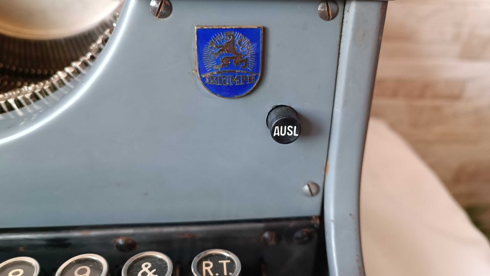 Стара пишеща машина TRIUMPH STANDART 12 - Made in Germany - 1940 год.