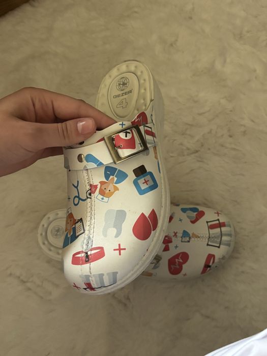 costum medical alb , marime XS nou , foarte comod