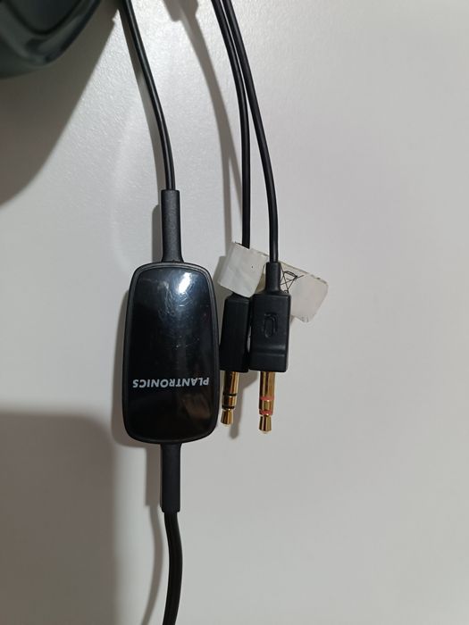 Аудио слушалки с микрофон Plantronics Audio 355
Изследвайте музиката,