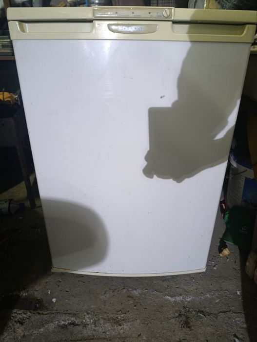 Морозильник  продам.