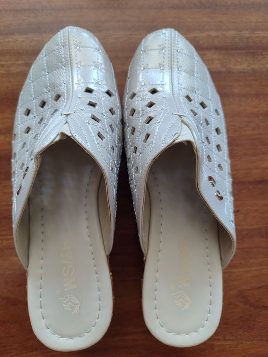 Продам  фирменные кожаные  босоножки.