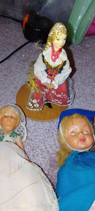 84 de păpușele preț 300 lei s-au 10 lei bucata