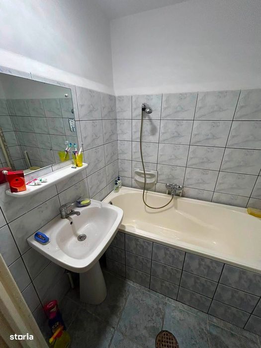 De vanzare apartament cu 2 camere, 2 bai, etajul 1, Pret 45000euro