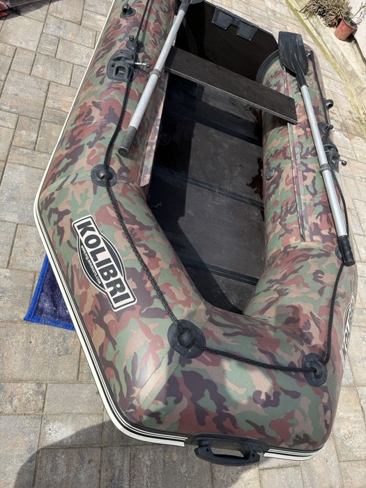 Barca Kolibri camuflaj