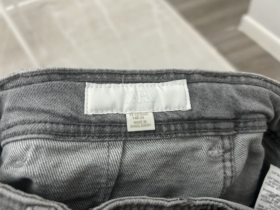 Серые джинсы ZARA