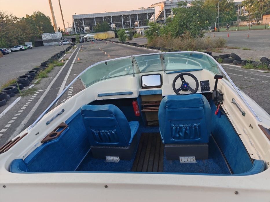 Vând Barca cu motor și peridoc