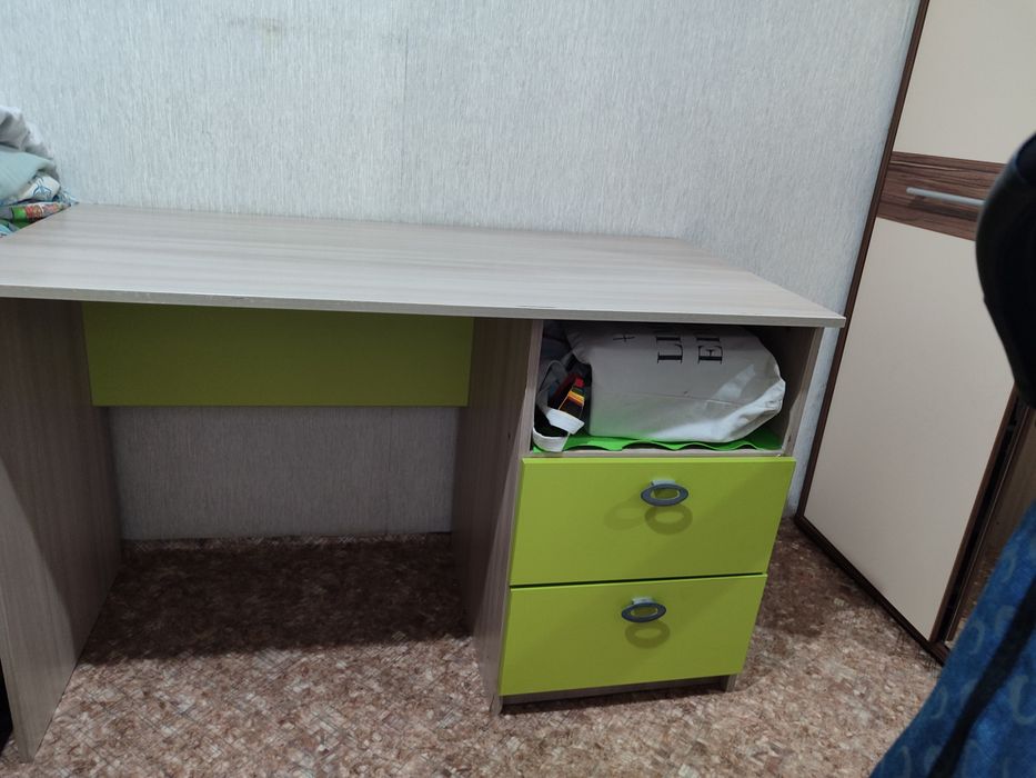 Продам стол в хорошом  состяние