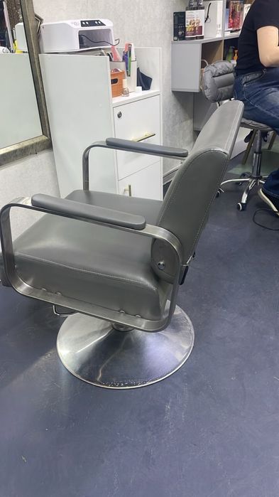 Продаю 2 кресло для Парихмахеров
