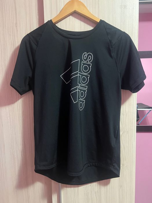Продавам дамска тениска adidas