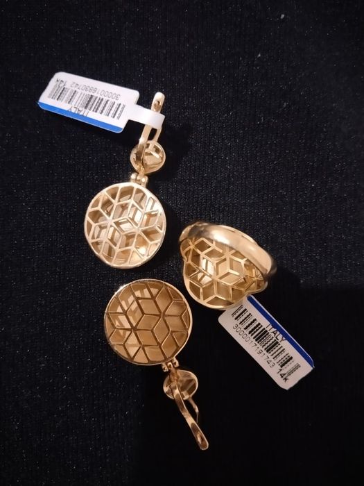 Алтын комплект сатылады.