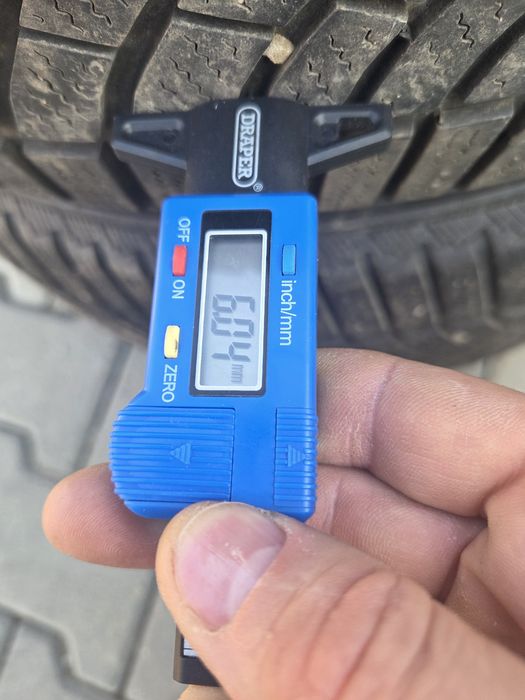 Vand 2 anvelope Cauciucuri de Iarnă 225/55/17 Semperit