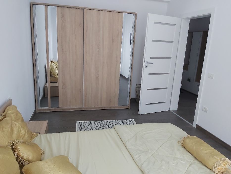 Închiriez apartament cu 2 camere
